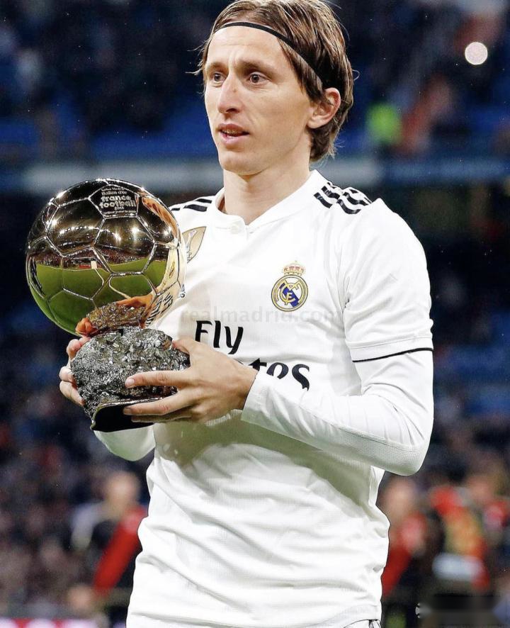 北雪平球迷向场内投掷烟花，瑞典超甲升级附加赛被迫中断